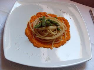 spaghetti alla chitarra su crema di carote alla cannella  e asparagi