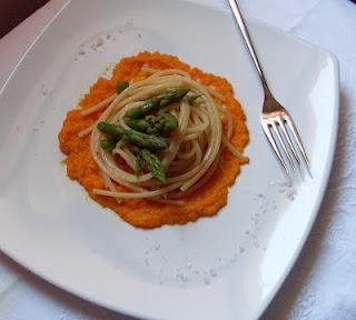 spaghetti alla chitarra su crema di carote alla cannella  e asparagi