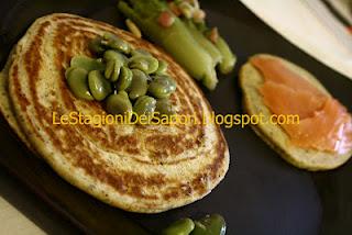 BLINIS CON FAVE, SALMONE E CARDI