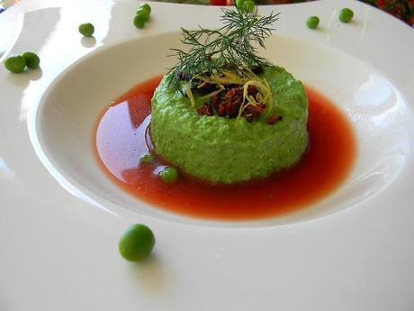 Budino di Pisellini e Aneto con Consomme' di Pomodoro e The Nero