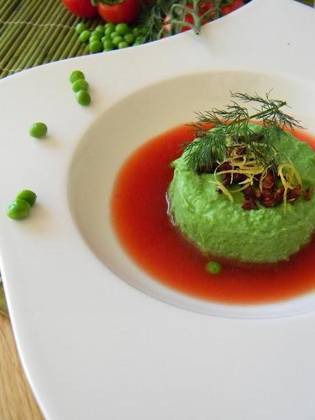 Budino di Pisellini e Aneto con Consomme' di Pomodoro e The Nero