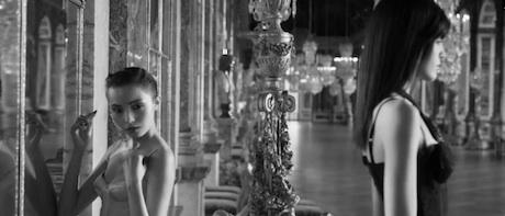 Lo spottone di Dior. Online. Donne che corrono per Versailles.