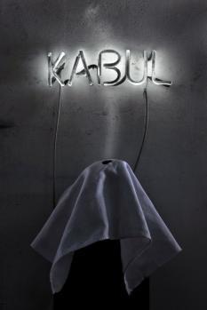 Nakis Panayotidis, KABUL, il racconto di un sogno, 2012 neon dipinto, vapore, telo, 143 x 30 x 22 cm