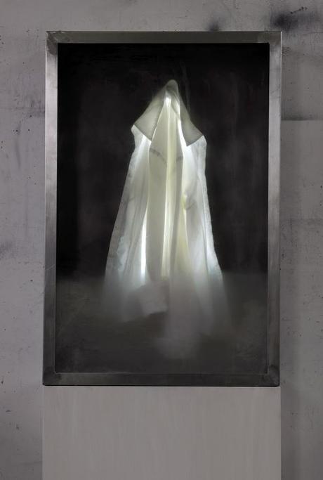 Nakis Panayotidis, Nasconditi corpo, 2011-12 neon, camicia, vapore, 100 x 61 cm