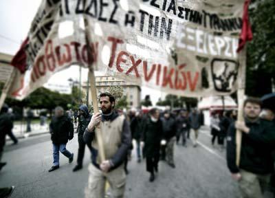 I greci ritirano più di 800 milioni di euro dai loro conti correnti. Uscita dall’euro e default sempre più concreti