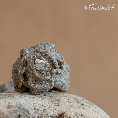 Anello in corda, sabbia, gommalacca e frammento di conchiglia