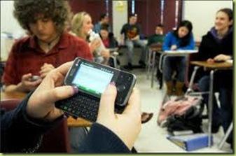 scuolatelefono thumb I giovani utilizzano il telefono in classe per non annoiarsi!