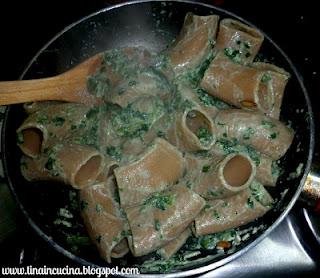 Paccheri integrali con ricotta, spinaci e timo