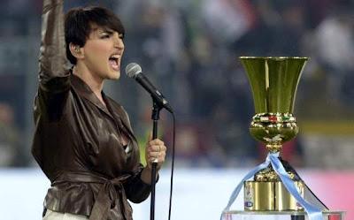 Coppa Italia: Arisa canta l'inno per la finale ma è tutto un fischiare