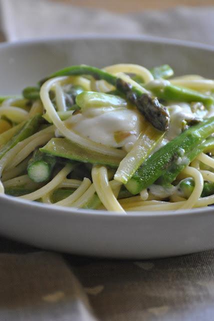 Spaghettone di Gragnano con asparago verde e mozzarella di bufala