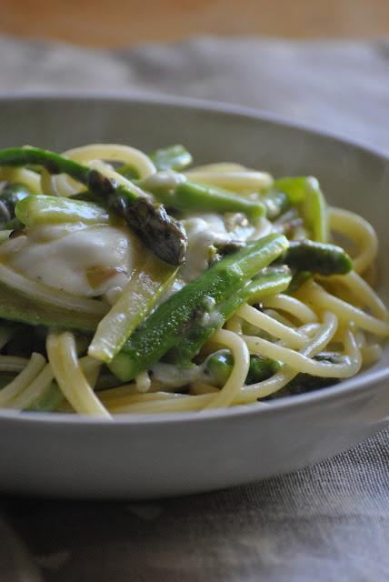 Spaghettone di Gragnano con asparago verde e mozzarella di bufala