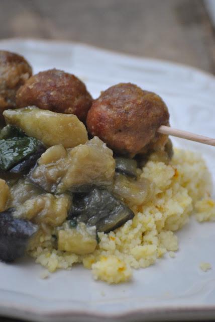 Spiedino di polpette, couscous al limone e melanzane alla menta