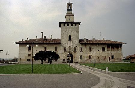 Dimore importanti ; il castello di Cusago ha un nuovo propietario «Sarà un polo di eccellenza del made in Italy»