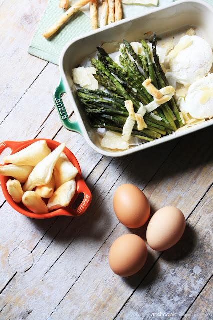 Depuriamoci con asparagi e uova alla Benedict - staub