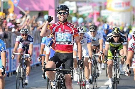 95° Giro D’Italia 13^ Tappa: Cavendish fa tris, Joaquin Rodriguez sempre in Rosa. Domani in salita si va sulle Alpi!