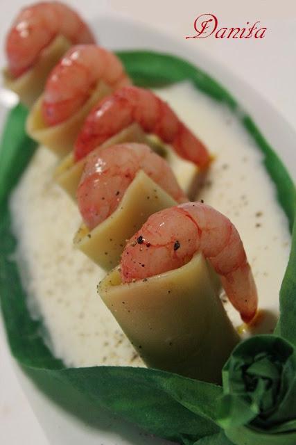 Paccheri ripieni di carciofi con gamberoni su burrata