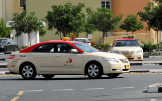 Arrestati mentre fanno sesso in taxi.