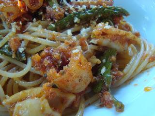 Spaghetti con calamari e asparagi 