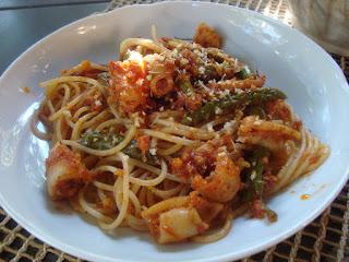 Spaghetti con calamari e asparagi 