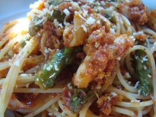 Spaghetti con calamari e asparagi 