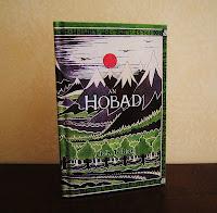 Le diverse edizioni de Lo Hobbit che riproducono la sovraccoperta del 1937 presenti nella mia collezione