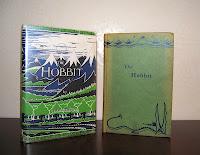 Le diverse edizioni de Lo Hobbit che riproducono la sovraccoperta del 1937 presenti nella mia collezione