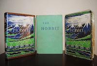 Le diverse edizioni de Lo Hobbit che riproducono la sovraccoperta del 1937 presenti nella mia collezione