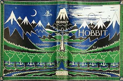 Le diverse edizioni de Lo Hobbit che riproducono la sovraccoperta del 1937 presenti nella mia collezione