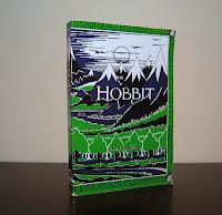 Le diverse edizioni de Lo Hobbit che riproducono la sovraccoperta del 1937 presenti nella mia collezione