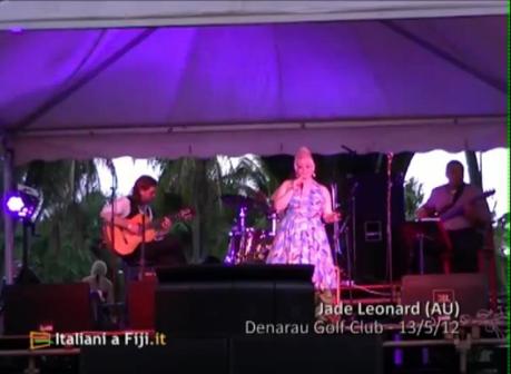 Jade Leonard e Nathan Slater eseguono Corcovado al Fiji International Blues & Jazz Festival
