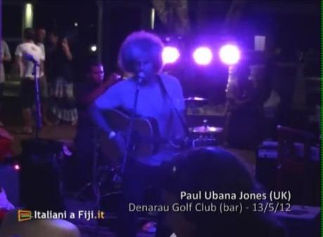 Paul Ubana Jones canta una versione vocale di Hoochie Coochie Man di Muddy Waters