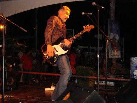 Il bassita dei Kevin Borich Express al Fiji International Jazz and Blues Festival 2012