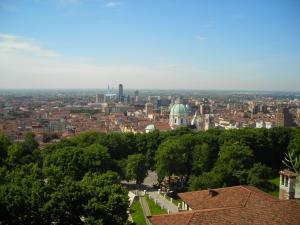 Crime News - Brescia: padre getta figli da finestra e si uccide