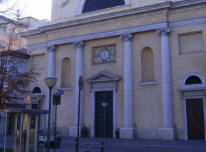 Crime News -  Bergamo: afferrata al collo e derubata mentre prega in chiesa