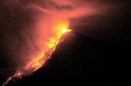 L'ERUZIONE DEL FUEGO LA PIU' INTENSA DA 10 ANNI