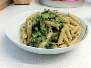 Penne integrali con piselli e fave freschi