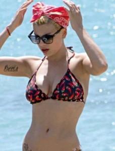 Emma Marrone in spiaggia