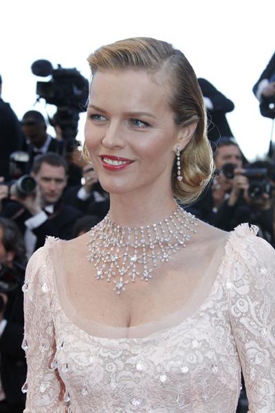Eva Herzigova a Cannes in Dolce & Gabbana e Chopard