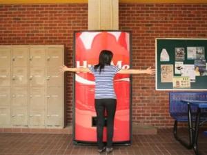 Coca Cola e il distributore che funziona se lo abbracci