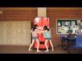 Coca Cola e il distributore che funziona se lo abbracci Coca Cola e il distributore che funziona se lo abbracci