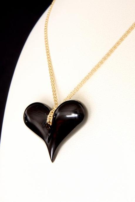 BLACK HEART is the first jewel designed by Emanuele Rubini dedicated to Amy Winehouse.