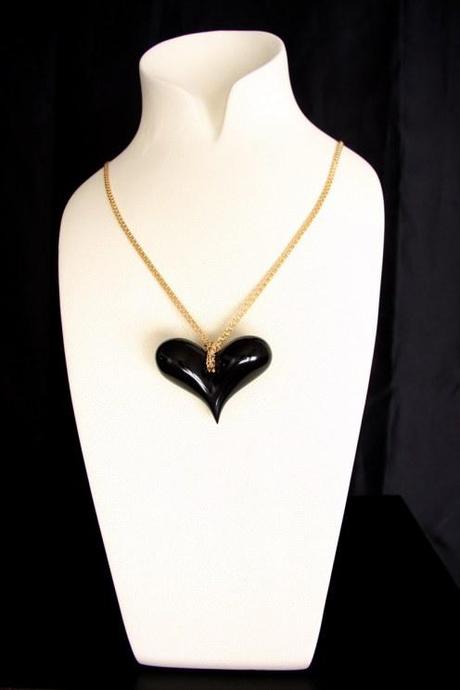 BLACK HEART is the first jewel designed by Emanuele Rubini dedicated to Amy Winehouse.