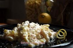 Riccioli al limone in crema di latte con salmone e  cocco