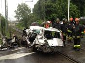 Incidente gallarate .treno contro auto -guidatore illeso