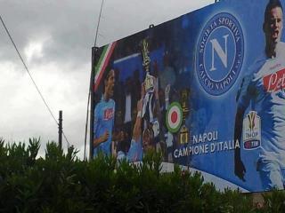 FOTO – CLAMOROSO – Cartellone a Castel Volturno “Napoli campione d’Italia” ! C’è Hamsik, Cavani ma manca Lavezzi…