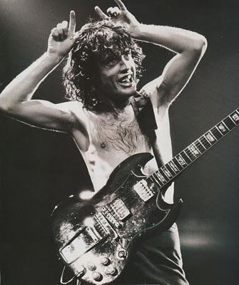 AC/DC - Angus Young, miglior chitarrista secondo la rivista Australian Guitar!