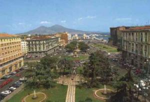 Napoli : tanti i messaggi degli studenti sui rami dell’albero dedicato a Giovanni Falcone.