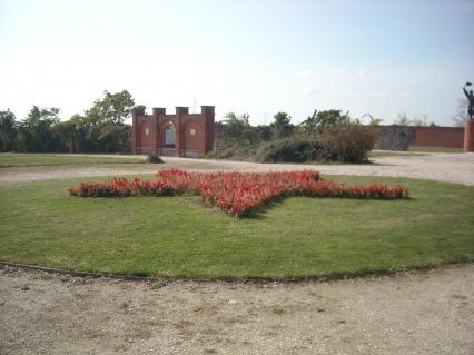 Un'aiula del Memento Park di Budapest, il parco che ospita i monumenti rimossi dell'era comunista