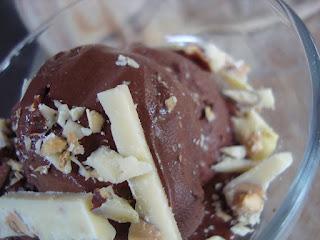 Gelato al cioccolato con frutta secca salata