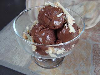 Gelato al cioccolato con frutta secca salata